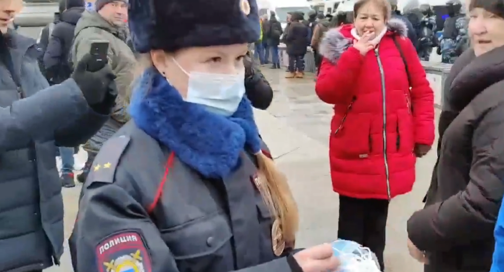 poliziotta-russa-dona-mascherine-ai-giovani-manifestanti-durante-le-proteste-a-mosca