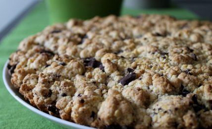 cookie-gigante,-il-goloso-biscotto-con-gocce-di-cioccolato-diventa-una-torta.-bastano-3-ingredienti-e-pochi-minuti