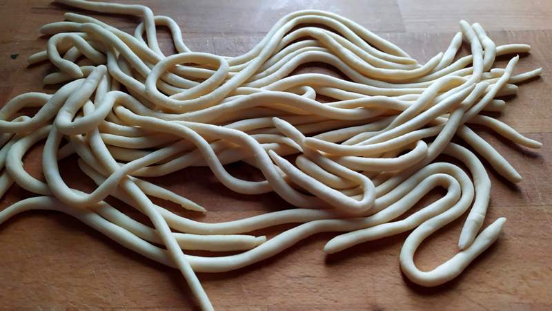 pici-toscani,-i-tipici-spaghettoni:-la-ricetta-facile-facile-per-farli-in-casa-da-cuocere-e-condire-a-piacere