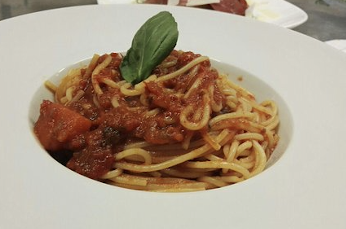 spaghetti-chic-al-pomodoro-di-alessandro-borghese,-il-segreto-dello-chef:-“aggiungo-lo-zucchero-di-canna,-ecco-come”