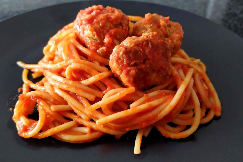 spaghetti-con-polpette-di-carne,-il-famoso-piatto-di-pasta-italo-americana:-come-rendere-il-sugo-cremoso-ed-avvolgente