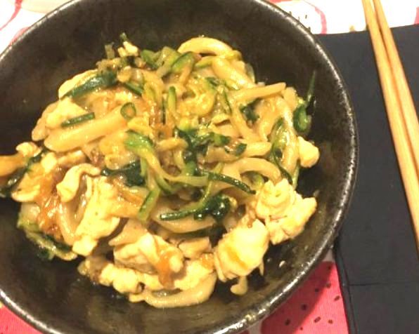 noodles-in-padella,-saltati-con-maiale-e-verdure,-il-tradizionale-piatto-giapponese:-ecco-come-prepararlo-con-una-ricetta-super-facile-e-veloce