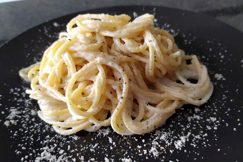 spaghettoni-alla-crema-di-parmigiano,-una-cacio-e-pepe-cremosa,-dal-sapore-delicato-e-gustoso