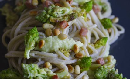 spaghetti-integrali-con-broccolo-romano,-pinoli-e-dadini-di-prosciutto-cotto
