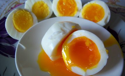 l’uovo-sodo-perfetto:-ecco-il-modo-giusto-per-non-sbagliare-mai-e-avere-sempre-la-consistenza-giusta