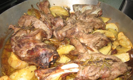 agnello-al-forno-con-patate:-il-trucco-per-avere-la-carne-succose-e-mai-secca