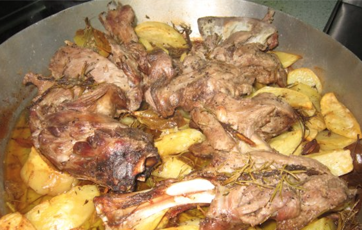agnello-al-forno-con-patate:-il-trucco-per-avere-la-carne-succose-e-mai-secca