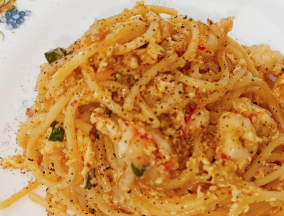 spaghetti-con-gamberoni,-crema-di-uovo-e-lime:-profumato-e-perfetto-per-la-domenica-di-primavera