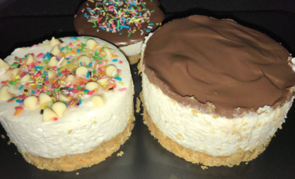 mini-cheesecake-di-ricotta-e-panna:-piccole-porzioni-di-gusto-e-piacere
