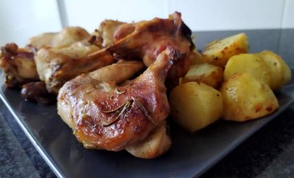 coniglio-al-forno-con-patate,-un-classico-della-domenica:-come-mantenerlo-morbido-e-saporito