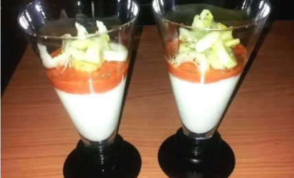 bicchierini-di-yogurt-greco-e-pomodoro,-il-fresco-antipasto-sfizioso-e-leggero