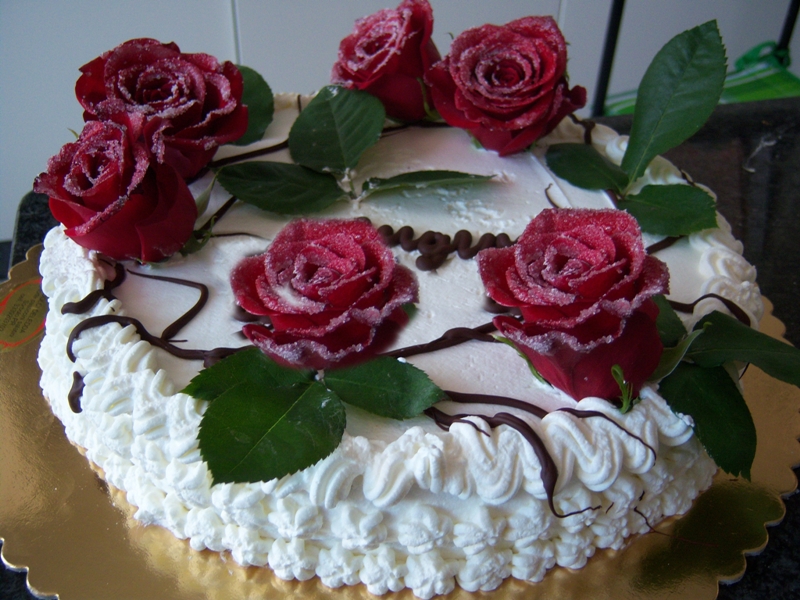 torta-di-rose-rosse-per-la-festa-della-mamma:-un-dolce-mazzo-di-rose-vere