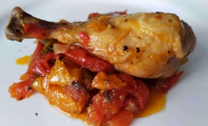 fusi-di-pollo-ai-peperoni,-una-pietanza-profumata-e-gustosa,-dalla-tradizione-romana.