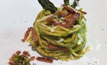 spaghetti-con-asparagi-in-doppia-consistenza-e-guanciale-croccante