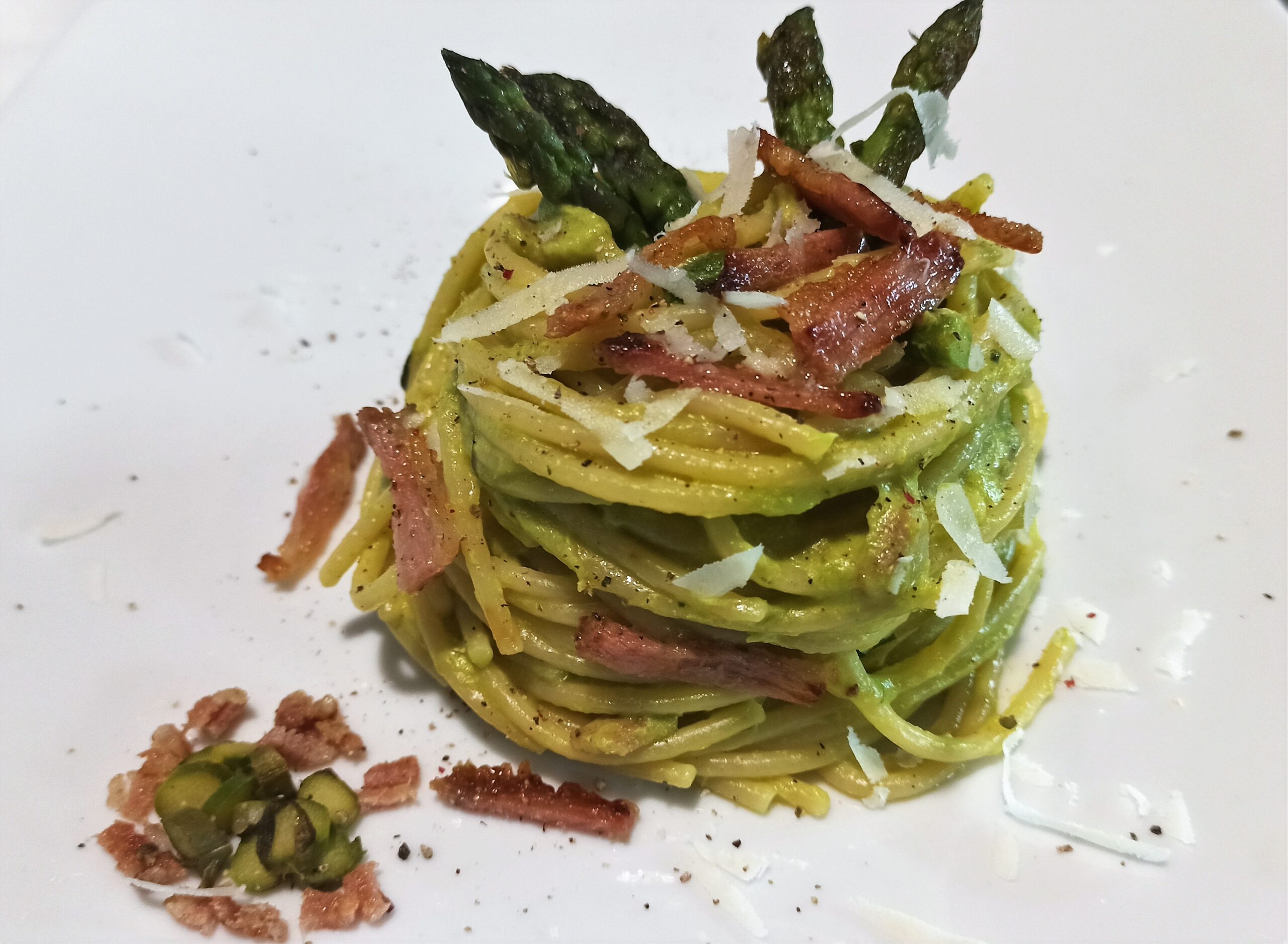 spaghetti-con-asparagi-in-doppia-consistenza-e-guanciale-croccante