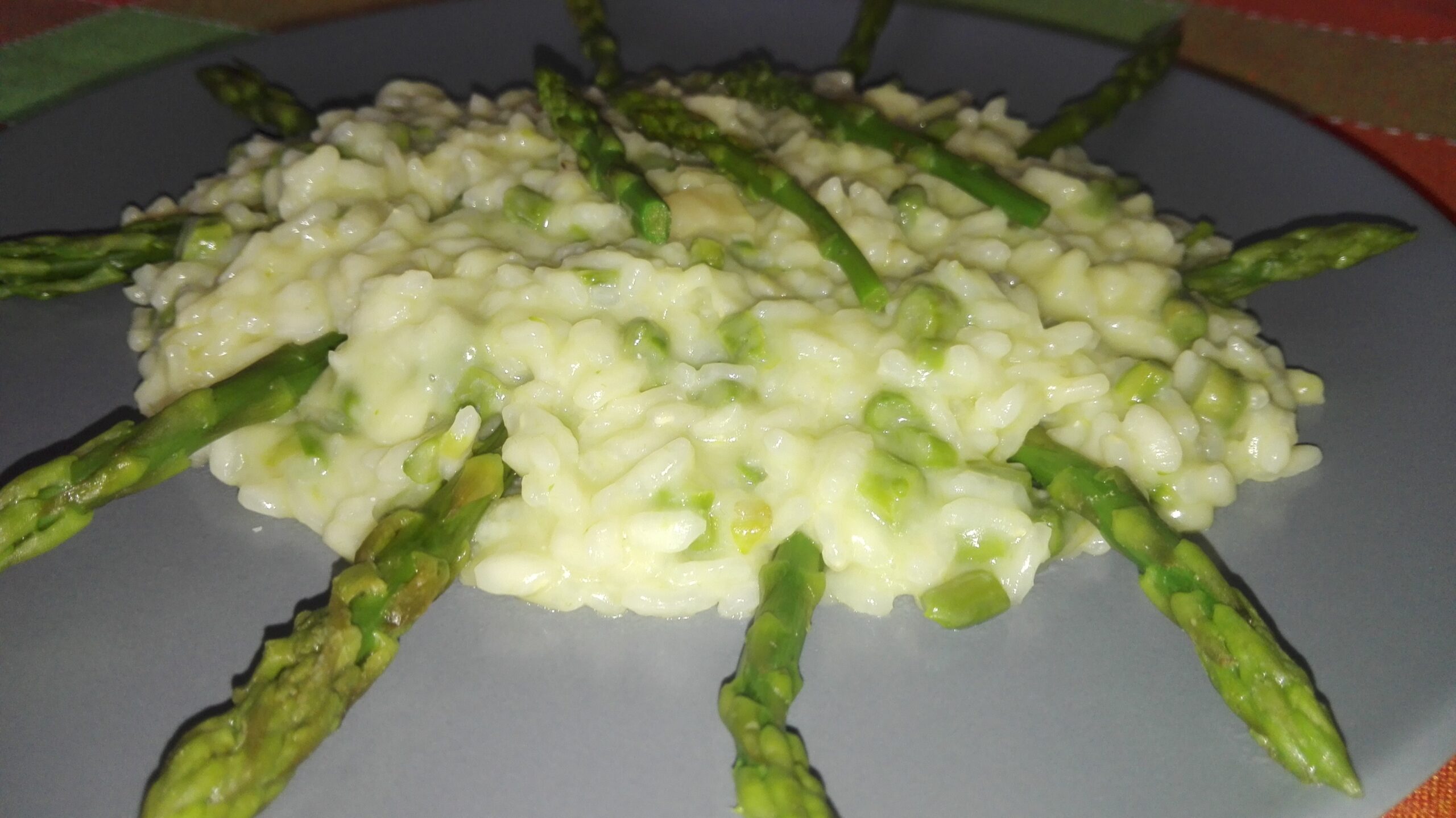 risotto-agli-asparagi-cremosissimo,-il-trucco-dello-chef-per-averlo-perfetto-e-profumatisso
