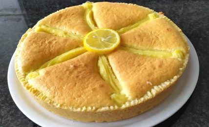 torta-di-crema-al-limone,-un-dolce-fresco-e-solare,-per-il-te-in-giardino