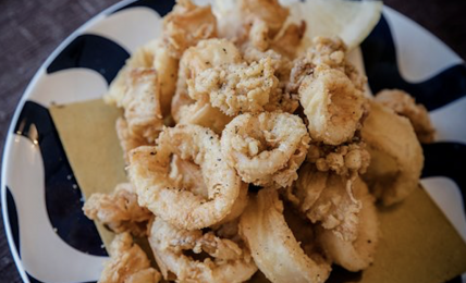 anelli-di-calamari-fritti:-croccantissimi-e-buoni.-tutti-i-trucchi-dello-chef-per-una-frittura-perfetta