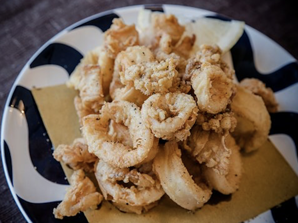 anelli-di-calamari-fritti:-croccantissimi-e-buoni.-tutti-i-trucchi-dello-chef-per-una-frittura-perfetta