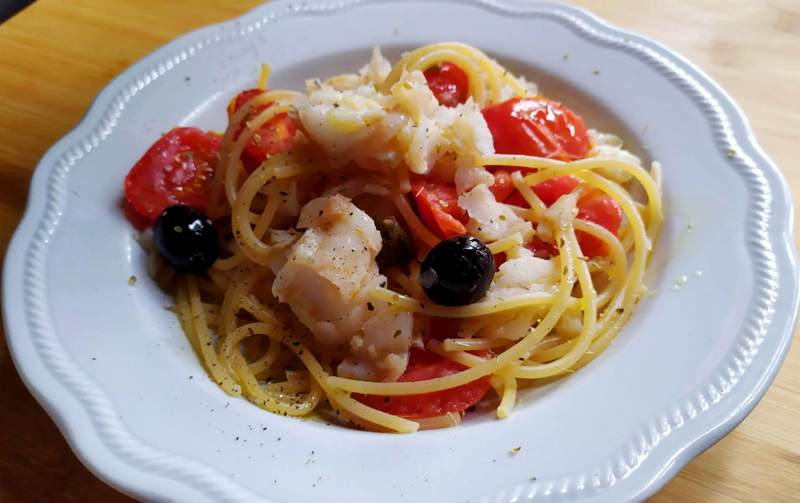 spaghettoni-con-merluzzo-e-pomodorini,-il-gustoso-piatto-di-mare-dell’ultimo-minuto