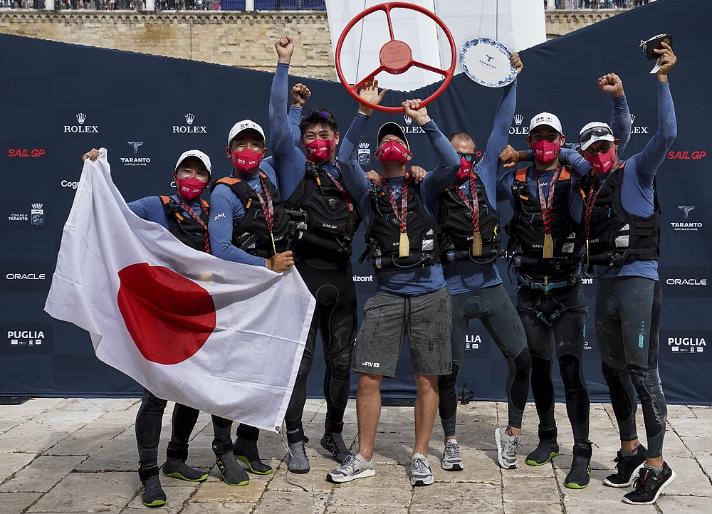 sail-grand-prix:-japan-sailgp-team-con-checco-bruni-a-bordo-vince-a-taranto-davanti-a-spagna-e-usa