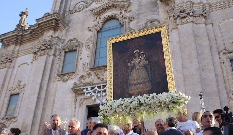 Festeggiamenti in onore di Maria SS. della Bruna di Matera: “Processione virtuale” ed esposizione dello stendardo con l’effige della Madonna