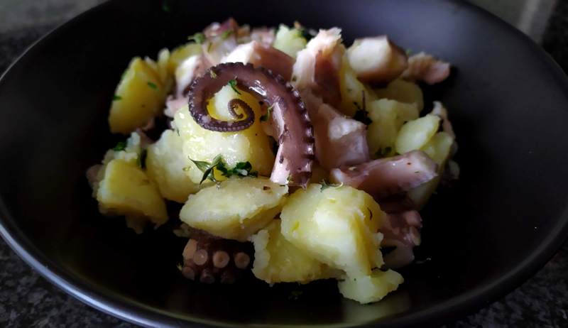 polpo-e-patate,-la-ricetta-fresca-della-tradizione:-i-segreti-per-cuocerlo-alla-perfezione-e-non-farlo-gommoso