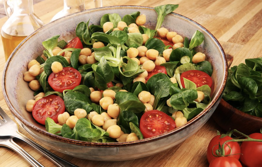 piatti-estivi,-l’insalata-di-ceci:-fresca-e-poco-calorica.-come-si-prepara-e-quali-sono-i-benefici