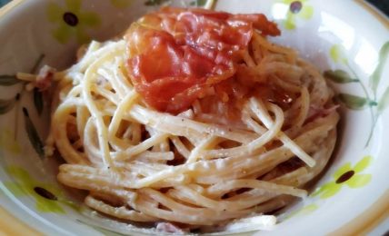 spaghetti-prosciutto-crudo-e-parmigiano:-un-primo-piatto-senza-sale-e-super-cremoso.-per-veri-mangiatori-di-pasta