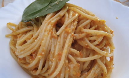 spaghetti-con-pesto-di-peperoni-e-nocciole:-semplice,-cremoso-e-profumato