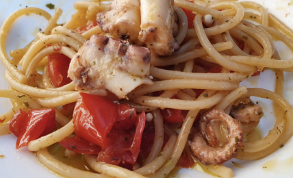 spaghetti-con-pesto-di-prezzemolo-e-polpo-di-nonno-fiore:-ideale-per-pranzi-light-e-gustosi