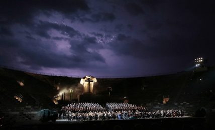 il-requiem-di-verdi,-monumentale-come-paestum-e-pompei,-al-98°-arena-di-verona-opera-festival-2021