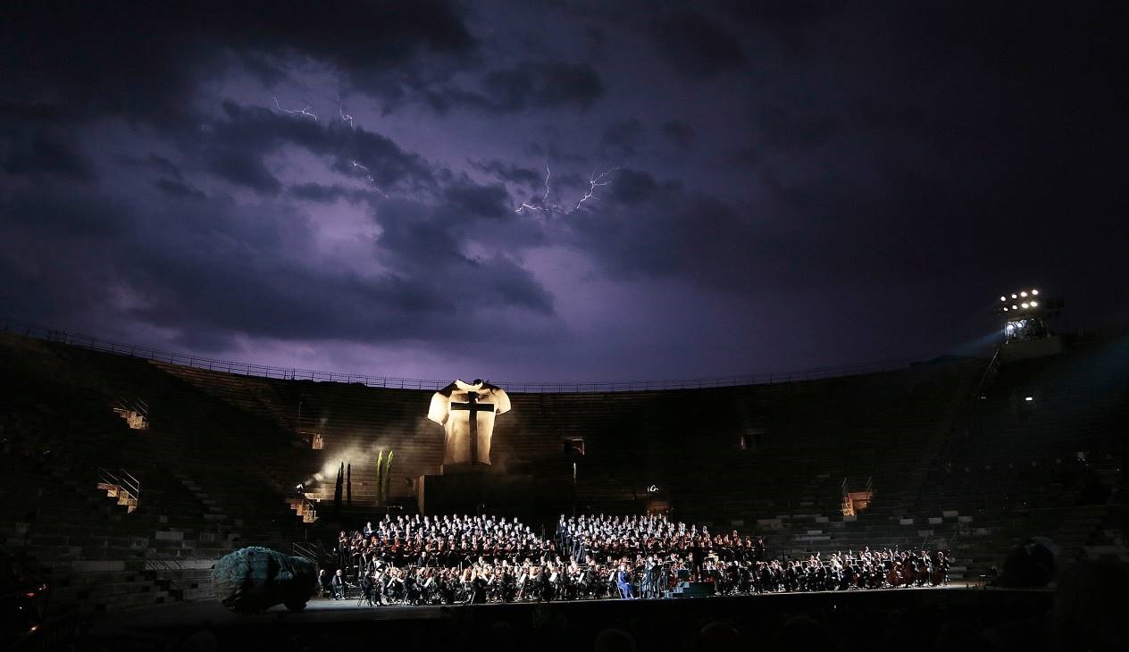 il-requiem-di-verdi,-monumentale-come-paestum-e-pompei,-al-98°-arena-di-verona-opera-festival-2021