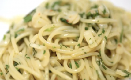 spaghetti-aglio-olio-di-alessandro-borghese,-il-trucco-dello-chef:-“cosa-metto-dall’acqua-prima-della-pasta”