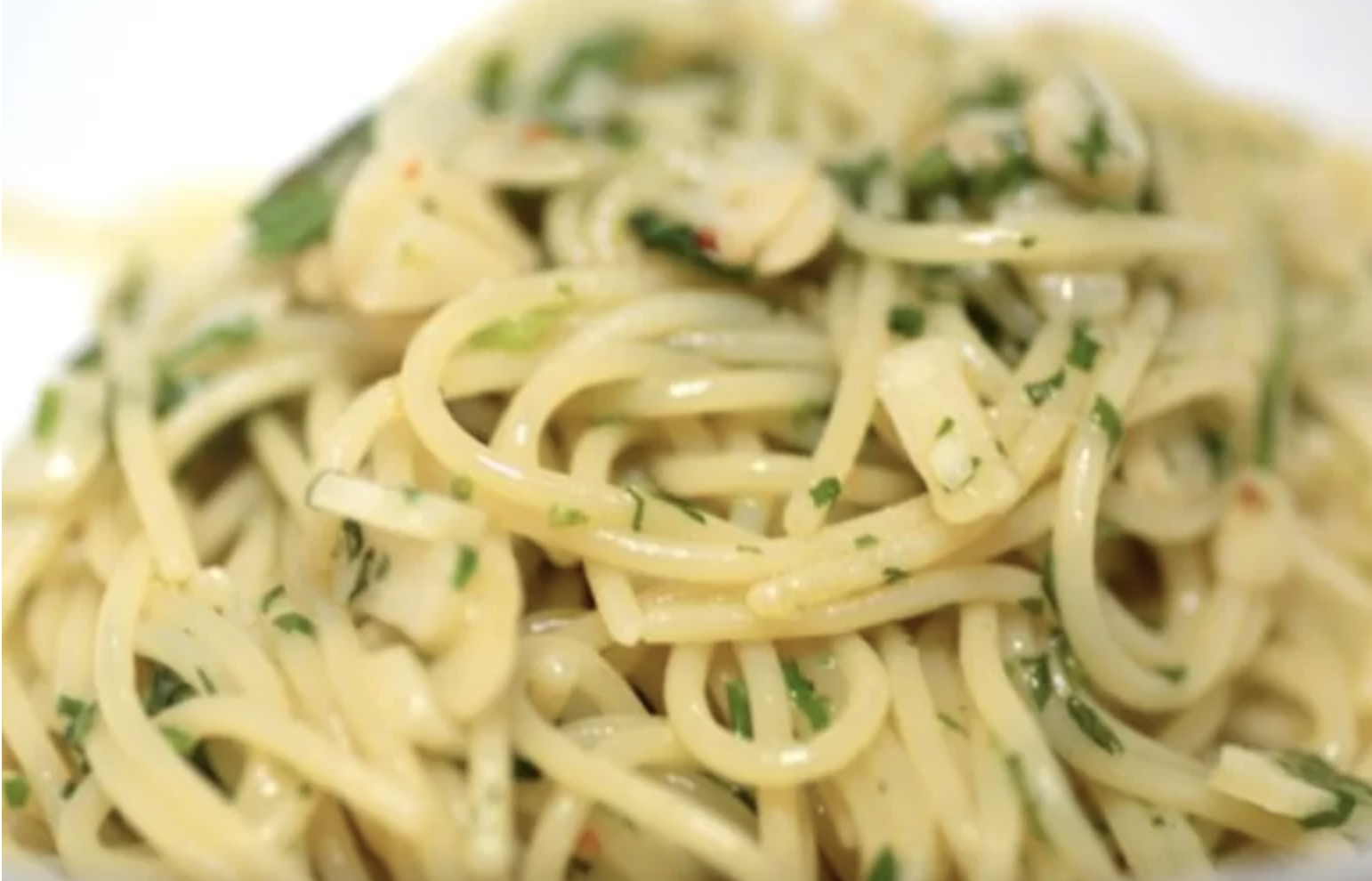 spaghetti-aglio-olio-di-alessandro-borghese,-il-trucco-dello-chef:-“cosa-metto-dall’acqua-prima-della-pasta”