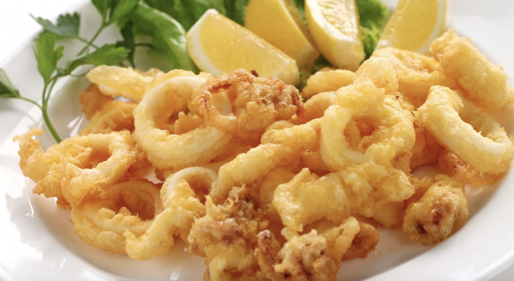 frittura-di-calamari-al-forno:-il-trucco-per-farli-gustosi-e-croccanti-senza-sporcare-e-senza-odori