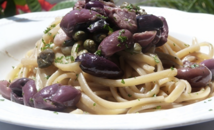 spaghetti-del-carbonaro-(-ro’-graunar):-il-piatto-tipico-della-tradizione-napoletana-con-4-ingredienti