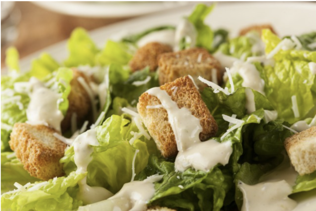 caesar-salad,-il-piatto-unico-dell’estate:-ecco-il-trucco-di-benedetta-per-una-salsina-perfetta-allo-yougurt