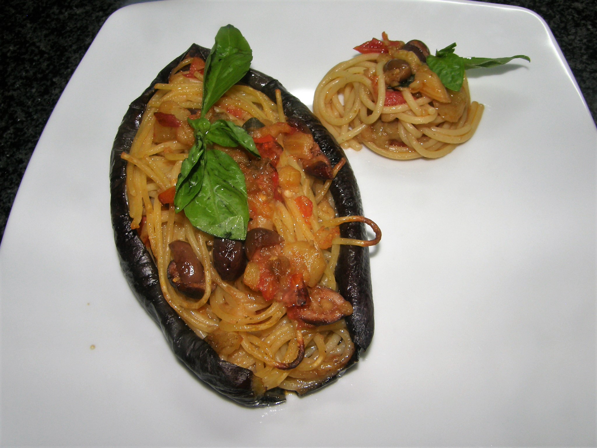 spaghetti-in-barchetta-di-melanzane:-ingredienti-semplici-e-genuini-per-un-piatto-da-chef