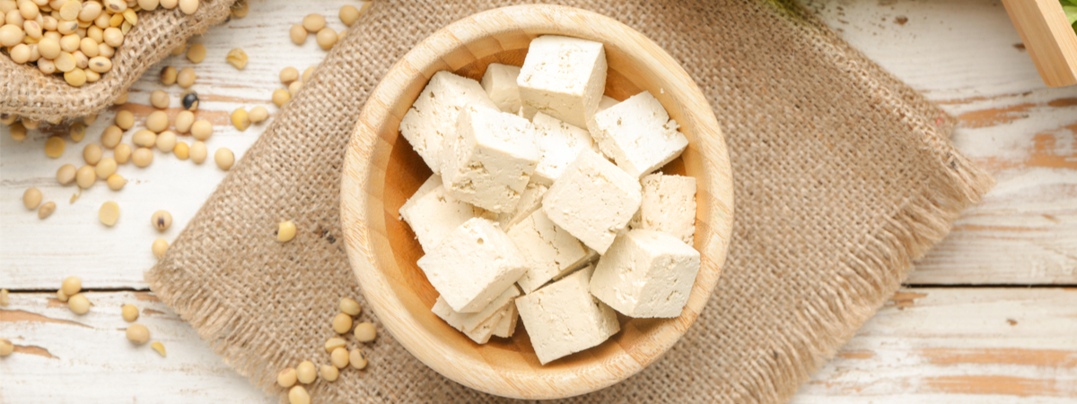 tofu:-storia,-tipologie-e-usi-in-cucina-di-un-alimento-moderno-dalle-origini-antiche