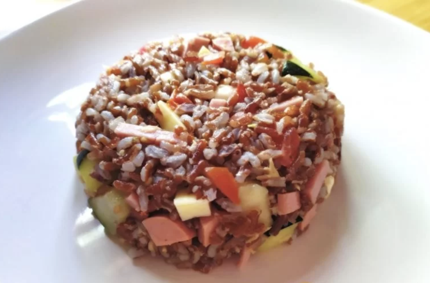 insalata-di-riso-rosso-con-tonno-e-zucchine,-un-primo-piatto-sano-e-leggero