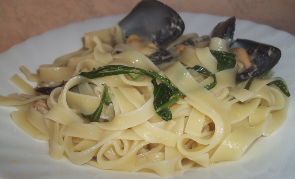 spaghetti-del-borgo-rucola-e-cozze,-pochi-ingredienti-per-un-piatto-pronto-in-10-minuti