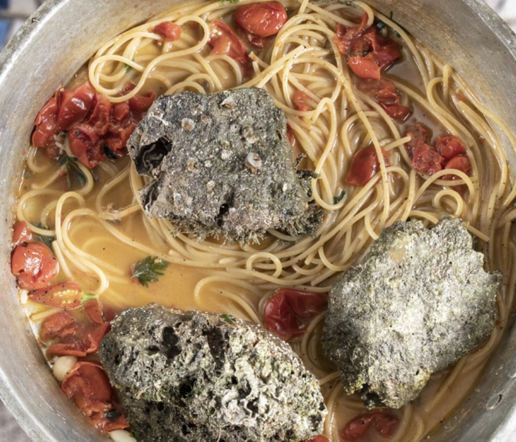 spaghetti-con-i-sassi-di-mare-dello-chef-peppe-guida:-il-piatto-piu-estivo-e-fresco-che-ci-sia