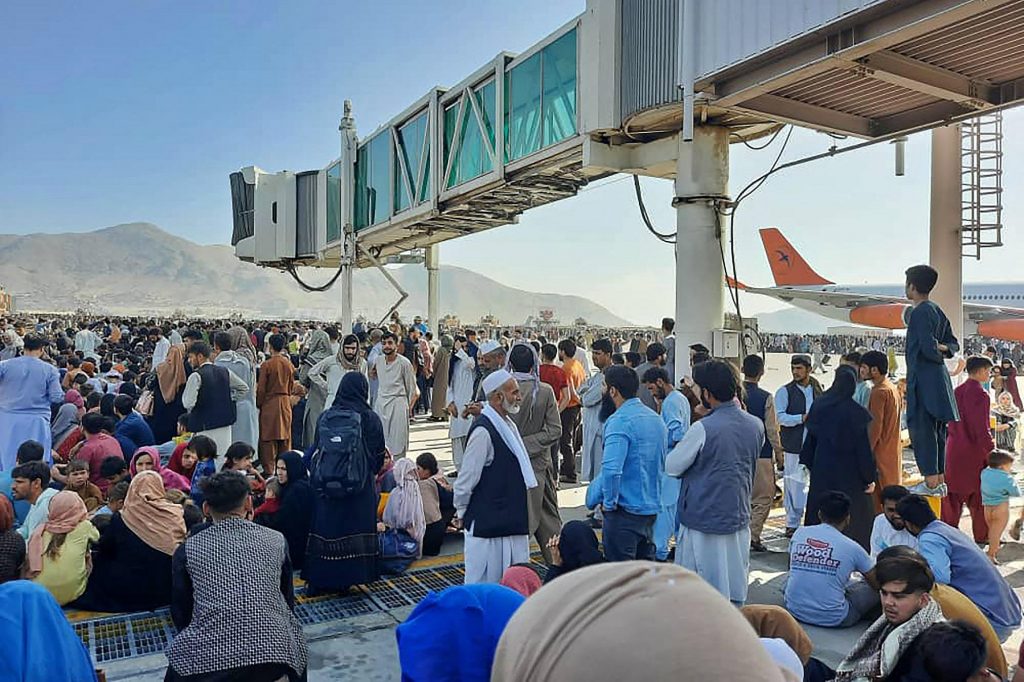 Afghanistan: almeno 3 morti nella calca all’aeroporto di Kabul. L’ambasciata Usa avverte i cittadini americani di non recarsi all’aereoporto di Kabul
