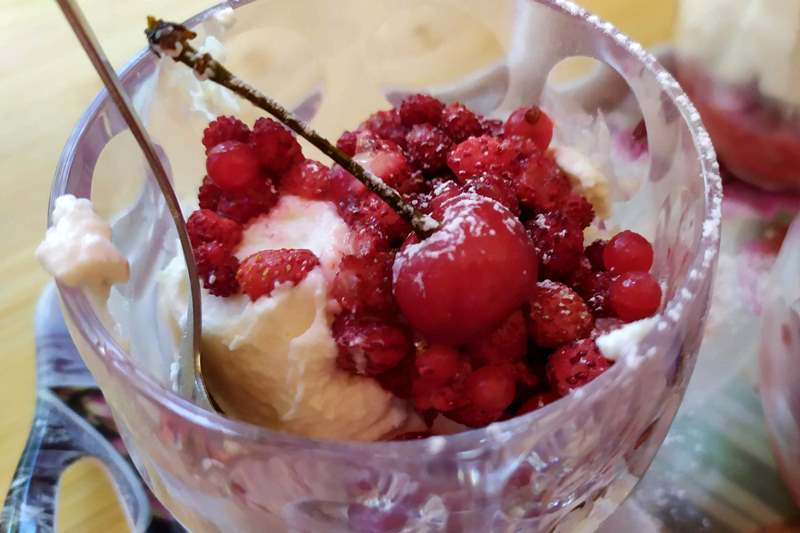 Bicchieri dolci ai frutti rossi e crema bianca: pronti in cinque minuti, per stupire i vostri ospiti