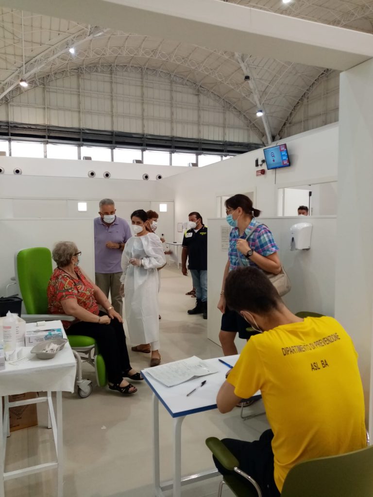 In Puglia vaccinazione scuola per scuola, il punto stampa nell’hub di Noicattaro