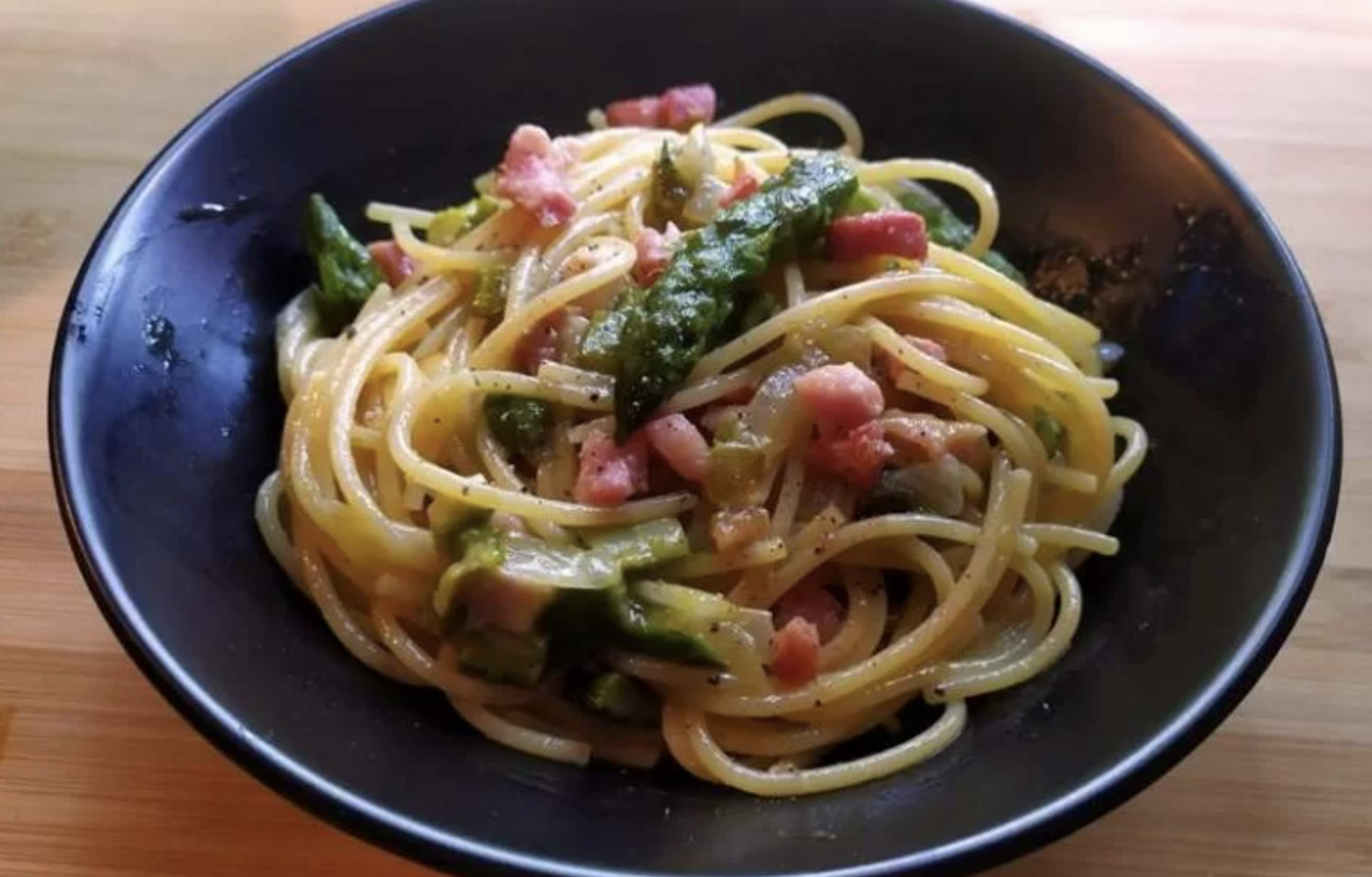 carbonara-di-asparagi-e-pancetta:-una-variante-gustosa-e-delicata,-da-preparare-in-pochi-minuti