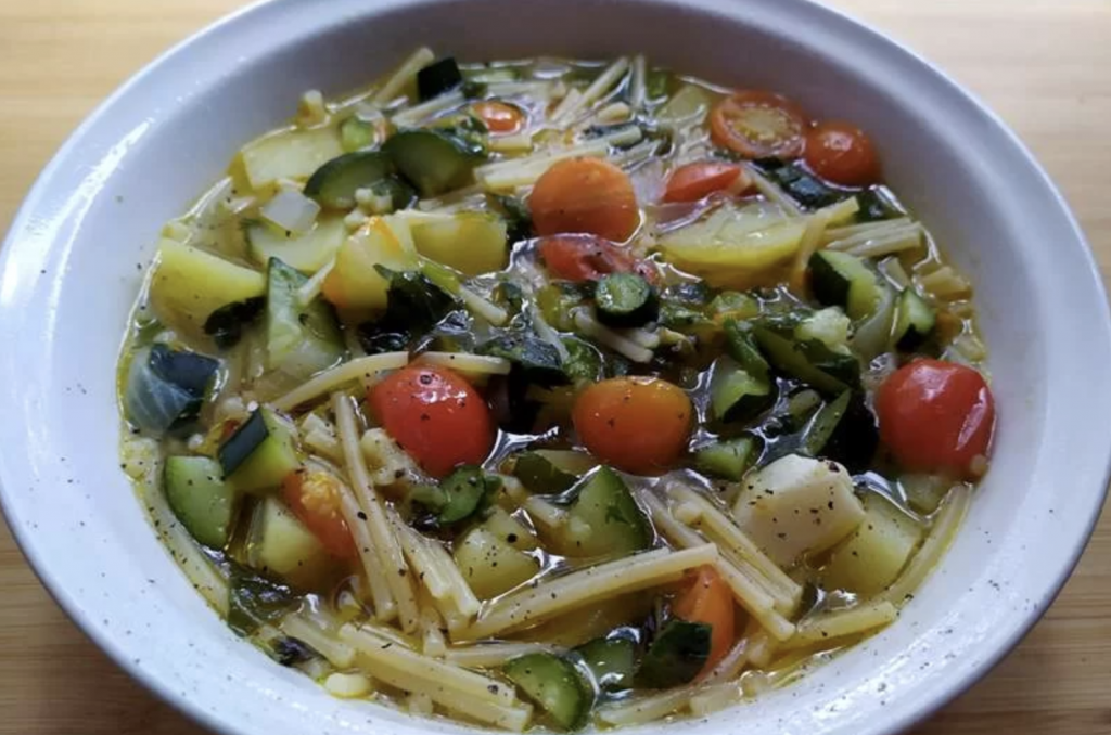 minestra-estiva:-spaghetti-spezzati-e-tenerumi.-la-zuppa-depurativa-da-consumare-dopo-le-vacanze:-sana-e-“perdipeso”