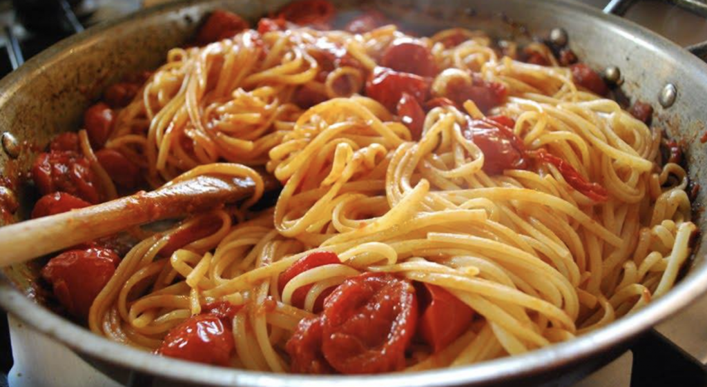 spaghetti-a-picchi-pacchiu,-la-tradizione-siciliana-a-tavola:-il-trucco-e-nella-cottura-del-pomodorino