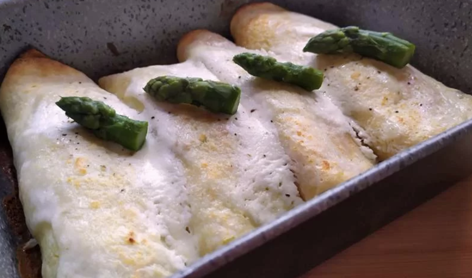 crespelle-agli-asparagi-gratinate,-un-piatto-gustoso-e-delicato,-ideale-per-ospiti-improvvisi